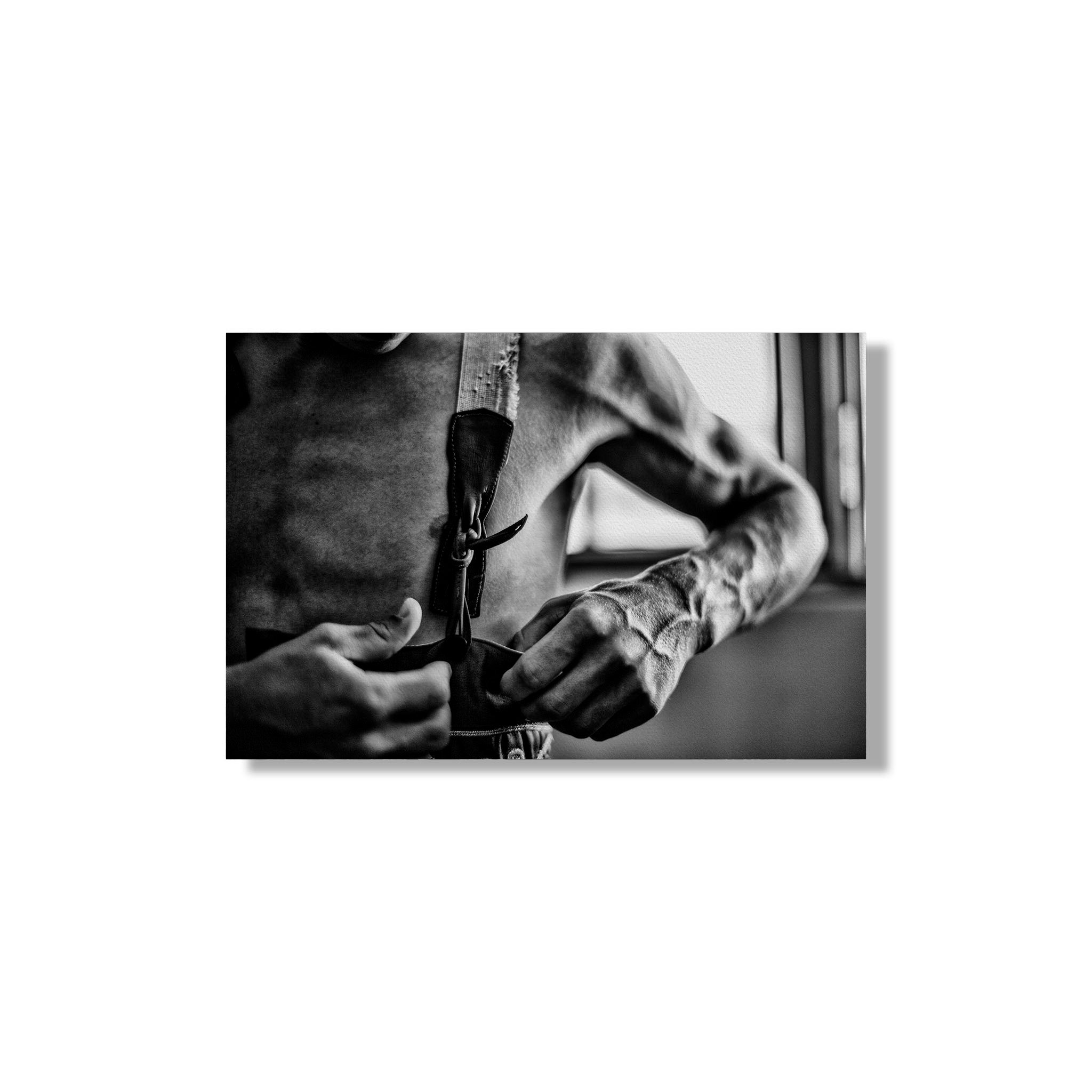 Fotografía en blanco y negro de joven torero empezando a vestirse, serie EMPEZAR A VESTIRSE #1