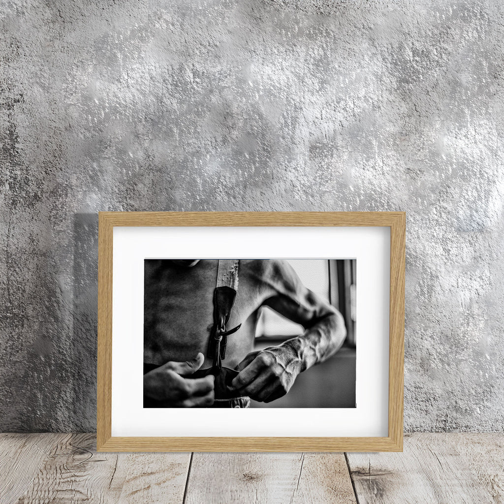 Marco de madera roble apoyado en suelo, fotografía fine art de toreros