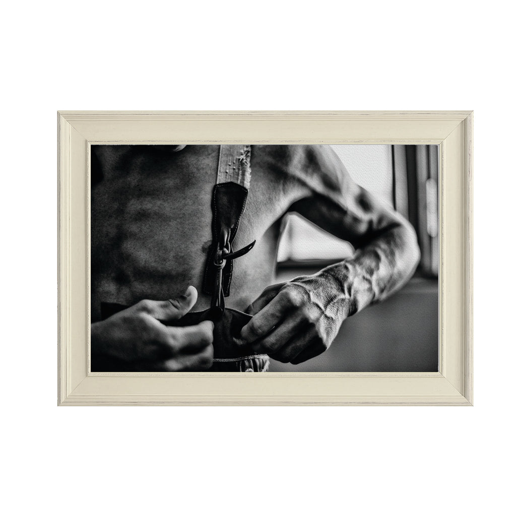 Marco clásico blanco con fotografía de torero, presentación elegante