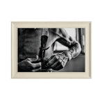 Marco clásico blanco con fotografía de torero, presentación elegante