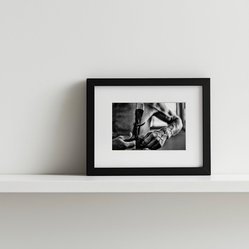 Fotografía en marco negro estilo galería, arte taurino contemporáneo