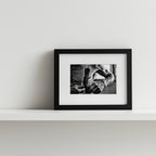 Fotografía en marco negro estilo galería, arte taurino contemporáneo