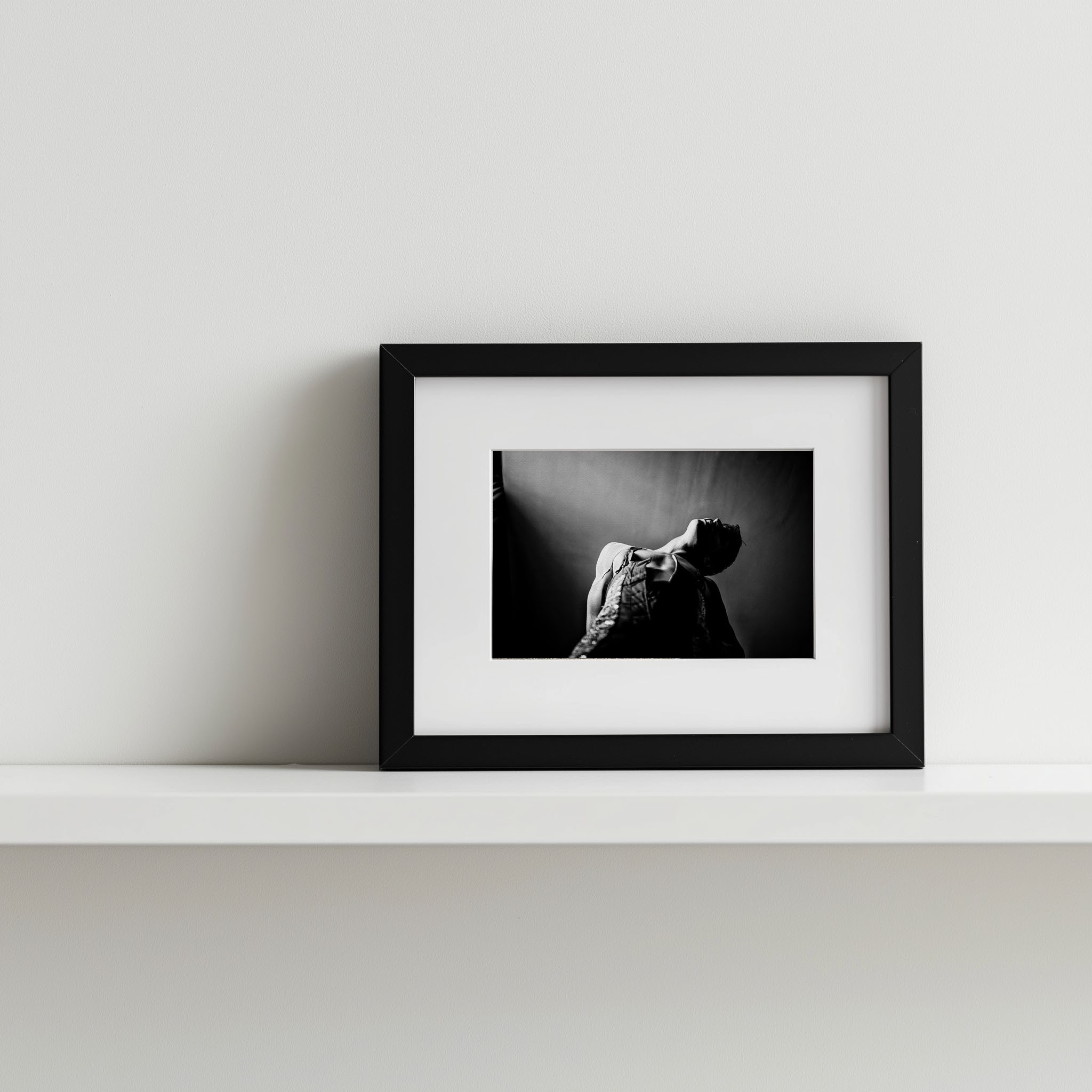 "Fotografía en marco negro estilo galería, arte taurino contemporáneo"