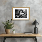 Detalle de fotografía sobre mesa de roble, acabado premium