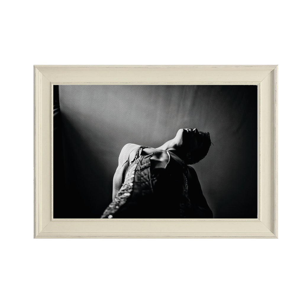 "Marco clásico blanco con fotografía de torero, presentación elegante"