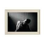 "Marco clásico blanco con fotografía de torero, presentación elegante"