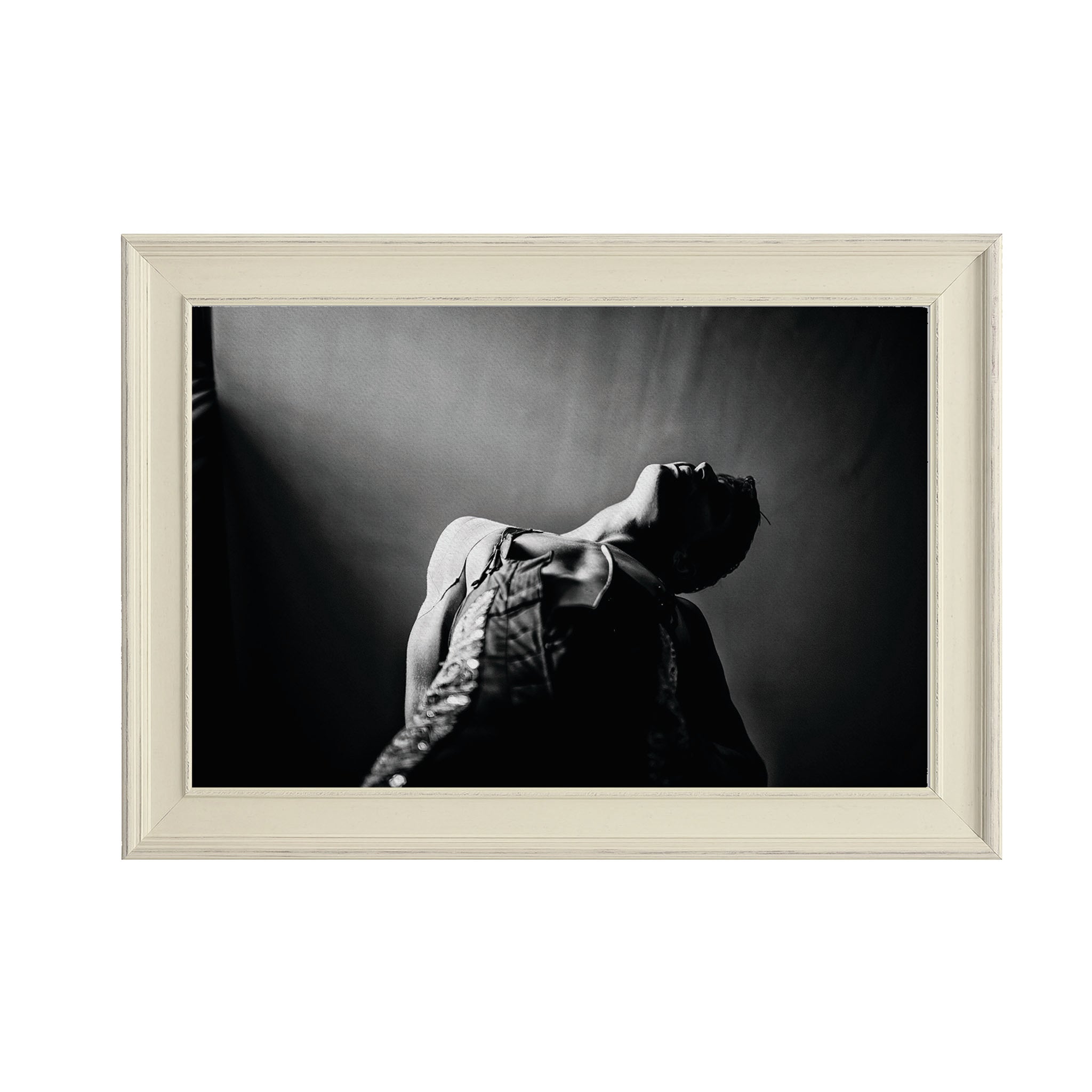 "Marco clásico blanco con fotografía de torero, presentación elegante"