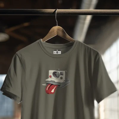 TSHIRTS Camiseta con ilustración de una cámara de fotografía instantánea de la que sale una lengua