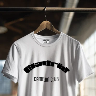 TSHIRTS Camiseta con la frase Madrid camera club escrita en la parte delantera. 100% algodón, disponible en nuestra tienda física en Madrid.
