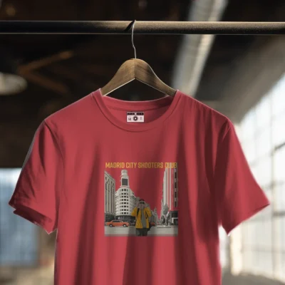 TSHIRTS Camiseta con ilustración de joven haciendo fotos en Madrid.